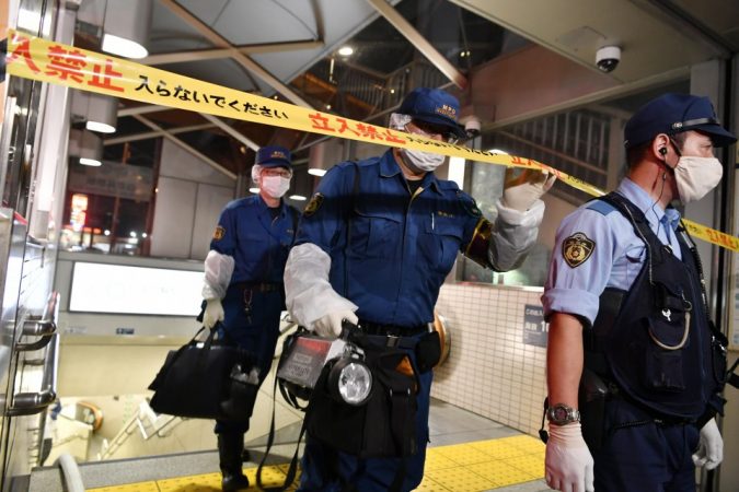 E RËNDË NË JAPONI/ 20 vjeçari sulmon dhe thikë dhe acid pasagjerët në një tren, 15 të plagosur (VIDEO)