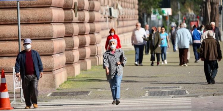 PANDEMIA/ Mjekët apel: Të infektuarit me COVID të masin gliceminë