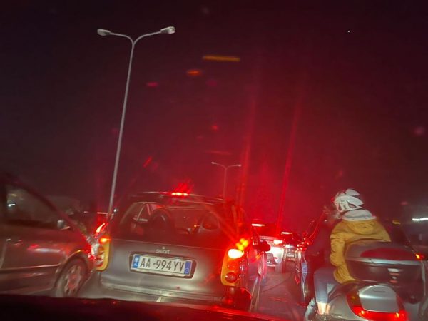 FLUKS LËVIZJESH NË KRYEQYTET/ Trafik i rënduar në Unazën e Madhe dhe në aksin Rinas-Tiranë (FOTO)