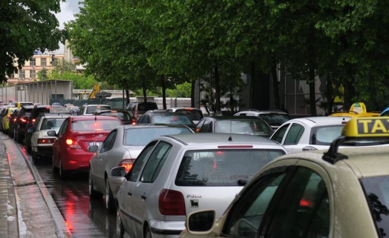 SHIU PARALIZON QARKULLIMIN/ Trafik i rënduar në Tiranë, makinat radhë kilometrike