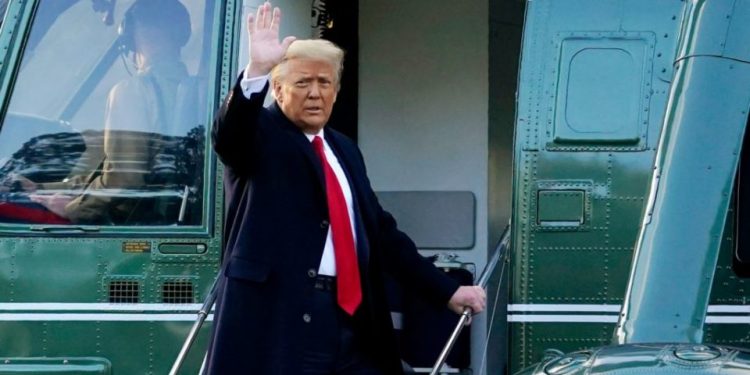 U PADIT NGA NJË GRUP PROTESTUESISH/ Trump jep dëshminë e tij: Histori qesharake. Një tjetër shembull i përndjekjes të…