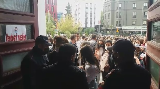“ÇFARË VAKSINIMI, HAP RRUGËN”/ Përplasje mes studentëve dhe policisë në Fakultetin e Historisë dhe Filologjisë