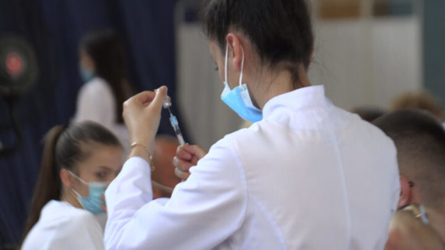 ZBULIMI/ Kombinimi Pfizer-AstraZeneca krijon më shumë mbrojte se dy doza të së njëjtës vaksinë