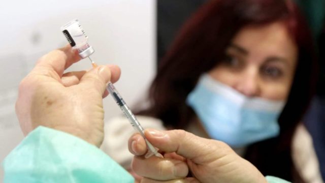 STUDIMI SUEDEZ/ Kombinimi i vaksinave ul rrezikun e infektimit me koronavirus