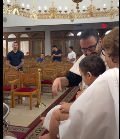 PO BËHET VIRALE/ Fëmija urinon gjatë pagëzimit në kishë, nuk ndalen të qeshurat gjatë ceremonisë (VIDEO)