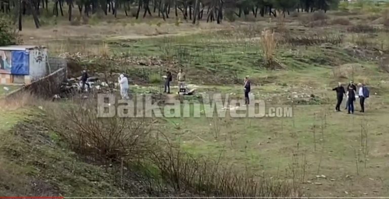EKZEKUTIMI NË PEQIN/ Ja ku u gjet i pajetë 45-vjeçari, dyshohet se është vrarë në një vend tjetër (VIDEO)