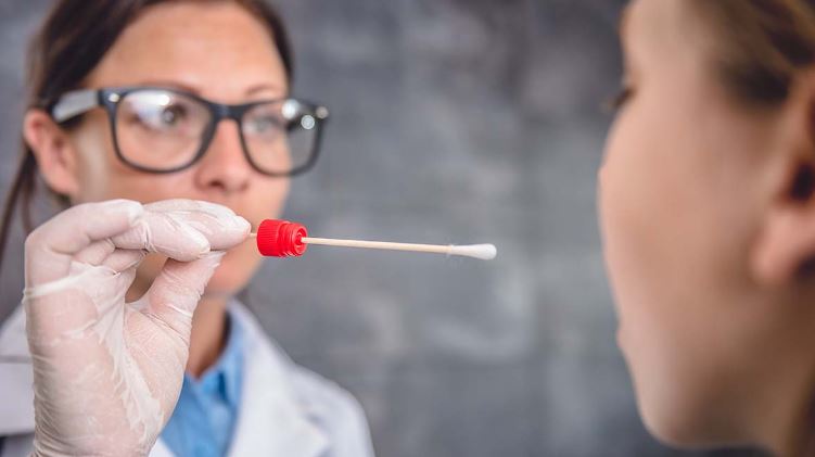 STUDIMI/ Koronavirusi mund të vendoset dhe të riprodhohet shumë lehtë tek gjëndrat e pështymës