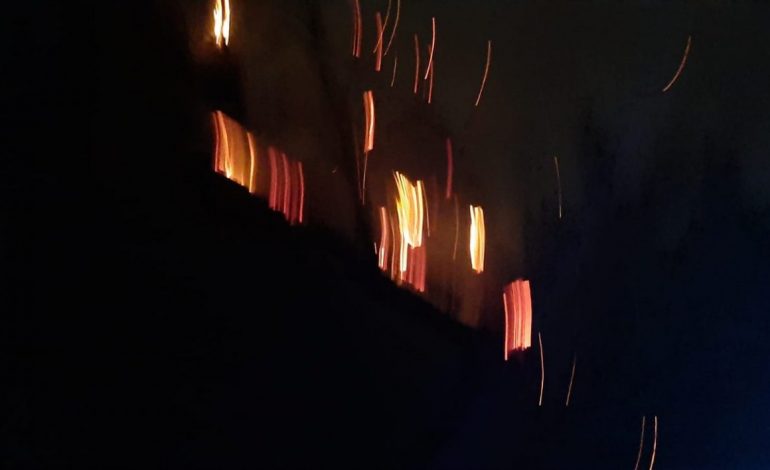 APARTAMENTI NË ASTIR PËRFSHIHET NGA FLAKËT/ Gruaja hidhet nga ballkoni, vdes në spital. Disa të lënduar