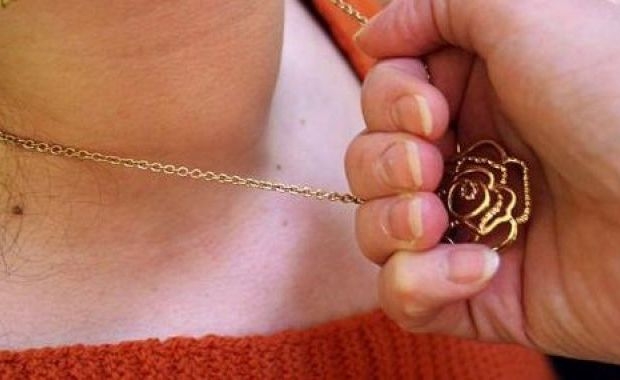 RREH TË MOSHUARËN DHE JA MERR VARËSEN E FLORIRIT/ Arrestohet i riu në Lushnje