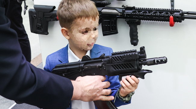 SHOKUESE/ Fëmijët luajnë me armën për të bërë video në rrjetet sociale, vritet 5-vjeçari