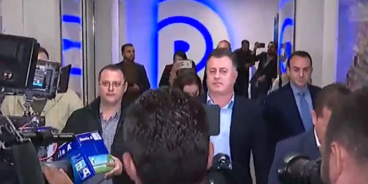 BASHA IKËN NGA SELIA/ Mbështetësit e Berishës hyjnë triumfatorë për të dorëzuar firmat, u prin Flamur Noka
