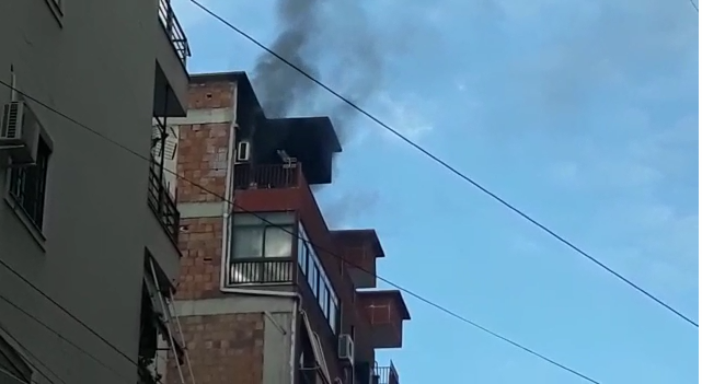 PAMJET/ Flakët “përpijnë” katin e fundit në një pallat tek “Astiri”