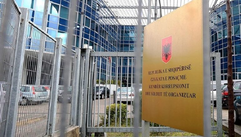 OPERACION BLIC/ SPAK kontrolle në shtëpitë e 7 punonjësve të Kadastrës në Durrës, edhe të ish-drejtuesit