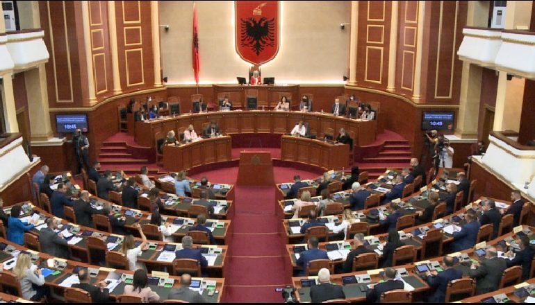 SOT SËRISH KUVEND/ Vijojnë diskutimet për paketën fiskale dhe projektbuxheti 2022