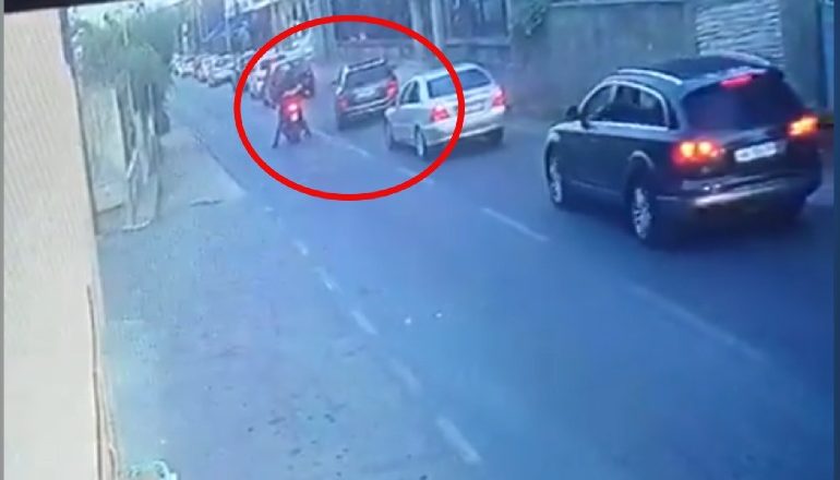 VRASJA E ISH-POLICIT NË LAÇ/ Një vit më parë i shpëtoi plumbave djali i tij bashkë me familjen! Dy persona me motor… (VIDEO)