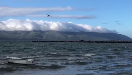 MOTI I KEQ NË VLORË/ Pezullohet lundrimi i mjeteve të vogla dhe atyre të peshkimit (VIDEO)