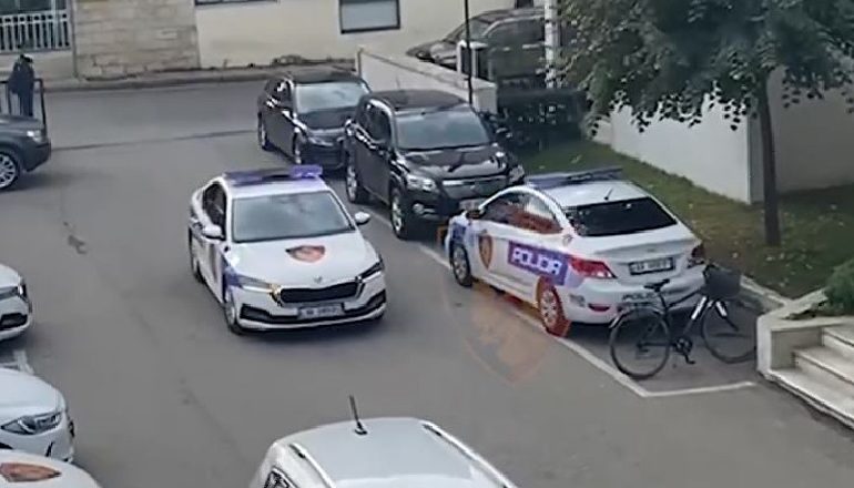 KAPEN ME DY AUTOMATIKË BRENDA TRIÇIKLIT/ Arrestohen babë e bir në Tiranë