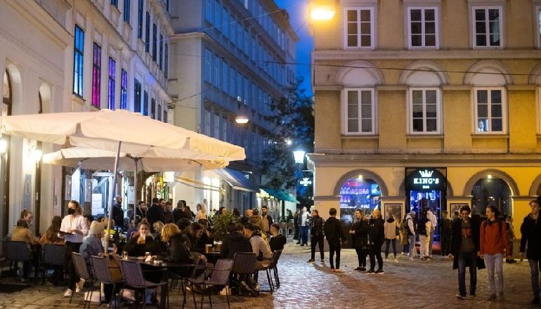 HYN NË FUQI PASAPORTA E VAKSINIMIT/ Austria regjistron SHIFRA rekord dhe merr masa të reja anti-COVID-19