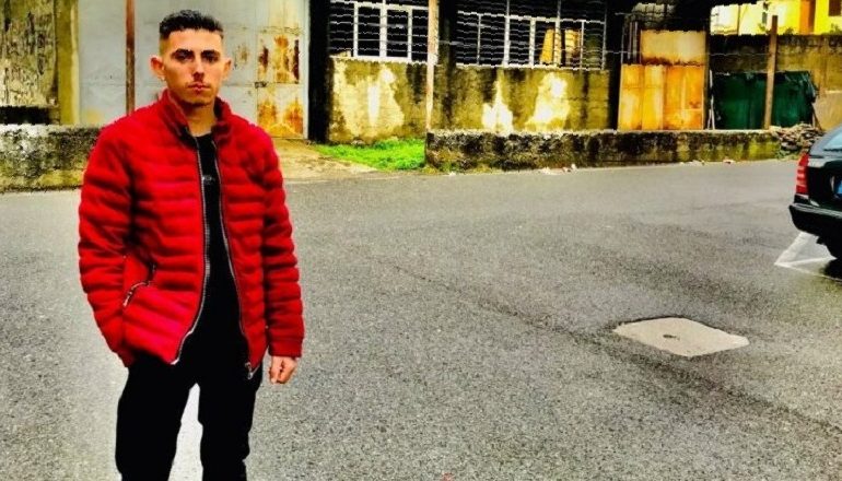 “MË JEPTE DROGË…”/ I mbijetuari i plagosjes me thikë në Elbasan mohon akuzat e të dashurës: S’e kam shfrytëzuar kurrë
