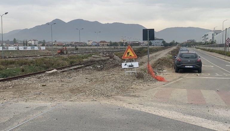 NDËRTIMI I HEKURUDHËS TIRANË-DURRËS/ Nisin punimet në terren, largohen shinat e vjetra