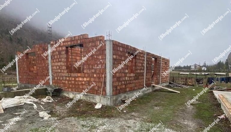AKUZOHET PËR NDËRTIM TË PALIGJSHËM/ Po ndërtonte një shtëpi pa leje në zonën e mbrojtur të Valbonës, një person i arrestuar