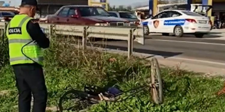 E RËNDË/ Aksident me vdekje në Fushë Krujë. Makina përplas 65-vjeçarin, ndërron jetë tek “Trauma”