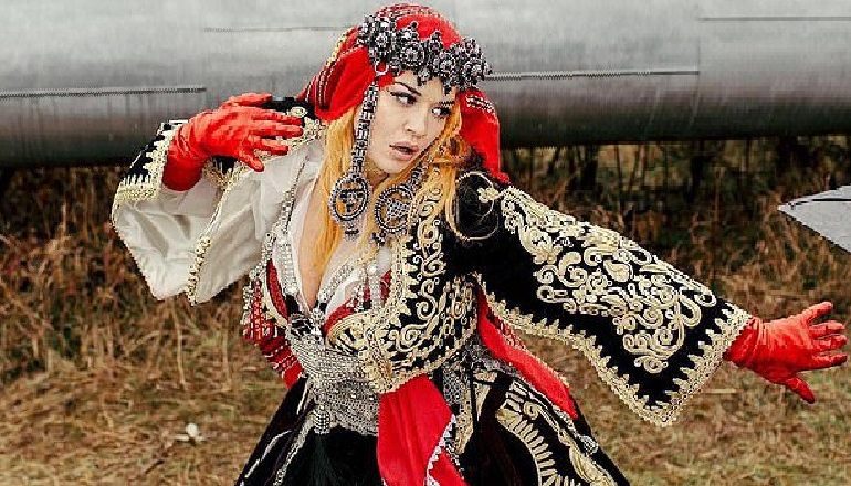 RITA ORA I DHUROI TIRANËS KOSTUMIN POPULLOR QË VESHI NË VIDEOKLIP/ Veliaj: Do ta vendosim në Muzeun e ri Etnografik