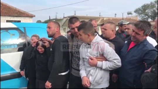 ME DORËN NË ZEMËR DHE NË GJENDJE SHOKU/ Vëllai i jep puthjen e fundit 8-vjeçarit në arkivol (VIDEO)