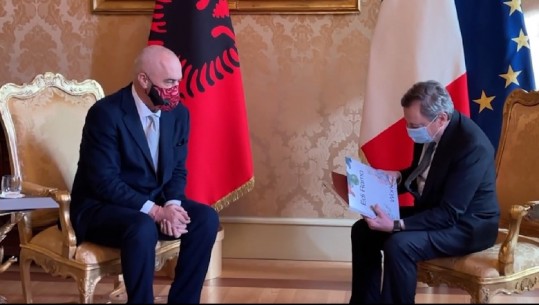 PAMJET/ Rama i dhuron Draghi-t librin e tij, homolgu italian: Je kryeministri i vetëm artist në botë