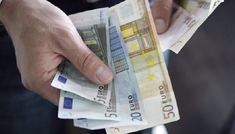 KËMBIM VALUTOR PA LICENSË/ Arrestohen nga policia 2 persona në Elbasan, sekuestruan lekë dhe euro