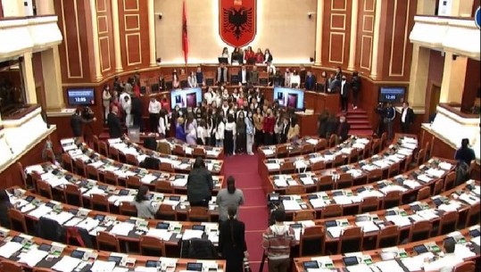 MBLIDHET PARLAMENTI I RI I NXËNËSVE/ Kushi ftesë bashkëpunimi për luftën kundër dhunës dhe fenomeneve negative në shoqëri