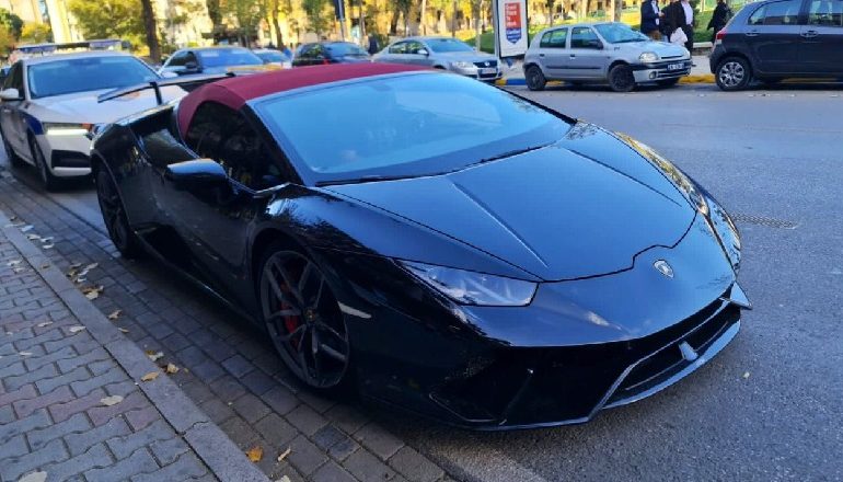 POLICIA BASHKIAKE GJOBIT MAKINAT LUKSOZE NË TIRANË/ Veliaj: Zero tolerancë, ndërtojmë qytet për njerëzit (FOTO)