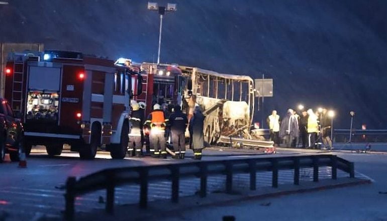 TRAGJEDI NË BULLGARI/ Autobusi përplaset dhe merr flakë, humbin jetën 45 persona! Viktimat shqiptarë të Maqedonisë së Veriut