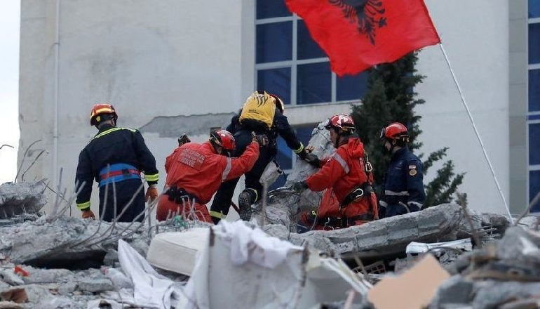 SOT DY VITE NGA TËRMETI TRAGJIK I 26 NËNTORIT/ 51 qytetarë humbën jetën e mijëra u plagosën