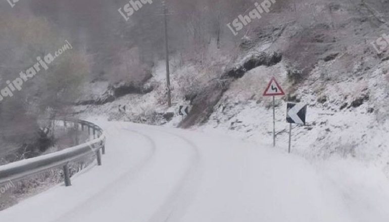 PAMJET/ Rikthehen reshjet e dëborës në Dardhë, ja sa ka arritur trashësia