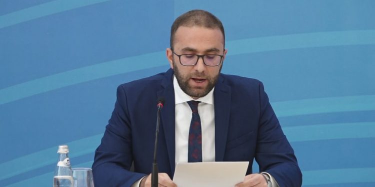 DEBATI PËR FIRMAT/ Gaz Bardhi del në konferencë: Berisha tallet, ka dy muaj që s’ka mbledhur dot as…