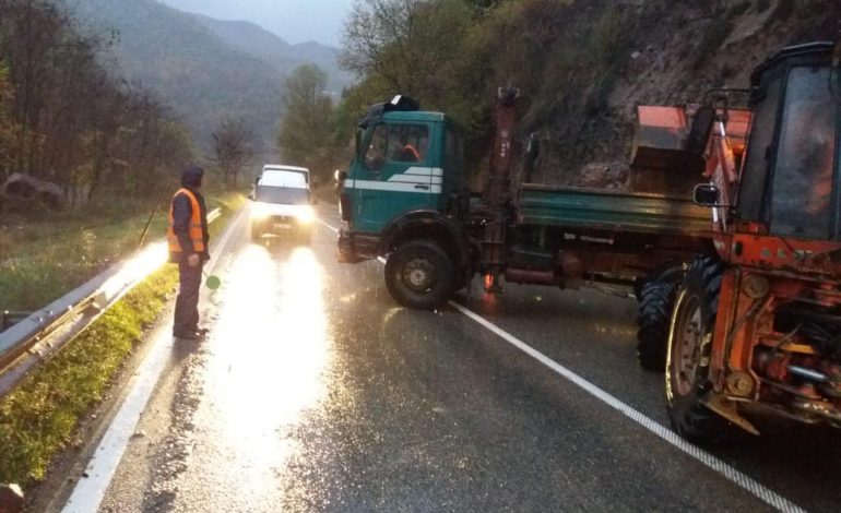RËNIE GURËSH DHE INERTESH/ Reshjet e shiu sjellin probleme në këto akse