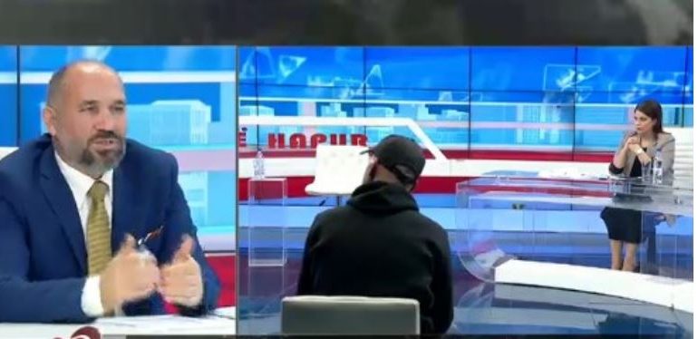 “ISHA 16 VJEÇ KUR E NJOHA…”/ 32-vjeçarja rrëfen dhunën, ish-bashkëshorti: Më iku mendja kur i ra një numër…