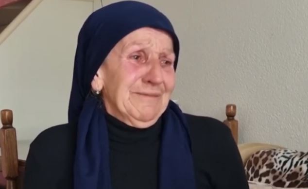 HISTORIA E TRISHTË/ Vajza dëbon nënën nga shtëpia: Jam rrugëve në shi