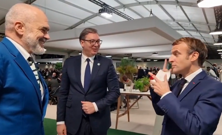 “LE TË TROKASIM NË DRU”/ Vuçiç krah kryeministrit Rama dhe presidentit Macron