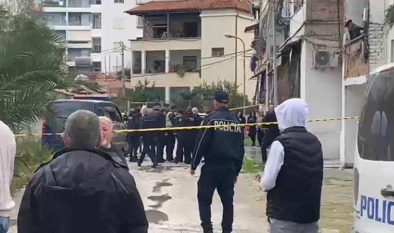 U HODH NGA PALLATI BASHKË ME FËMIJËN NË VLORË/ Merret në pyetje bashkëshorti dhe familjarët e 34-vjeçares (DETAJET)