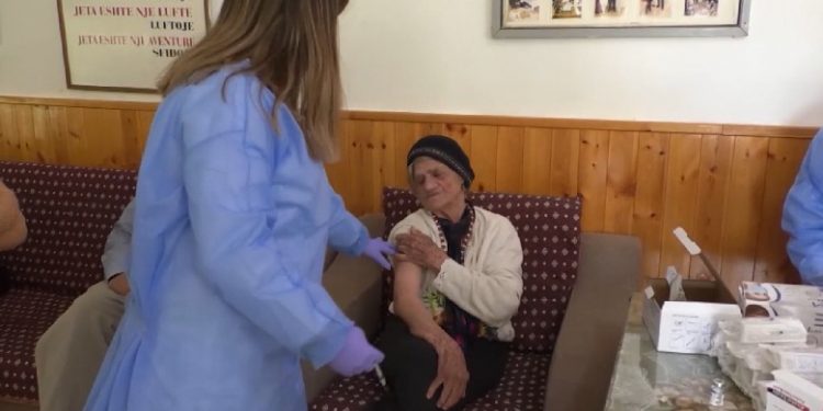 COVID-19/ Nis vaksinimi me dozën e tretë në shtëpinë e të moshuarve në Gjirokastër, paralelisht injektohet edhe ajo e gripit