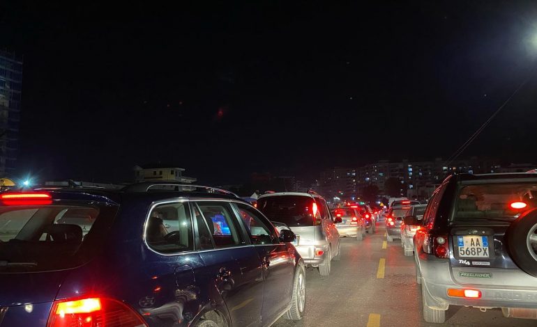 TRAFIK I RËNDUAR NË AKSIN TIRANË-ELBASAN/ Vargu i makinave kilometrik