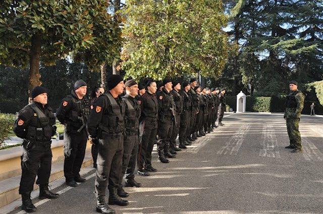 E FUNDIT/ Gardisti qëllon veten me armën e shërbimit, policia jep DETAJET