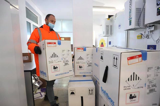 LAJM I MIRË/ Mbërrijnë rreth 75 mijë doza të vaksinës Pfizer në Shqipëri