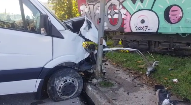 PAMJET E FRIKSHME/ Ja si ka përfunduar furgoni që u përplas me trenin në Durrës