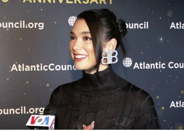 NJË TJETËR SUKSES/ Dua Lipa nderohet për rol të shquar udhëheqës në botë