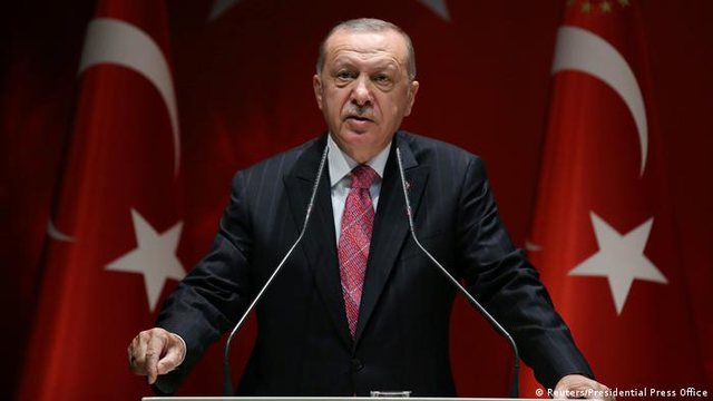 “I VRANË EMIGRANTËT DUKE I MBYTYR…”/ Erdogan kundër Greqisë: Do hapim portat