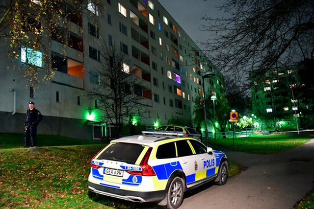 TRONDITËSE/ Babai suedez qëllon me thikë dy fëmijët e mitur dhe i hedh nga dritarja