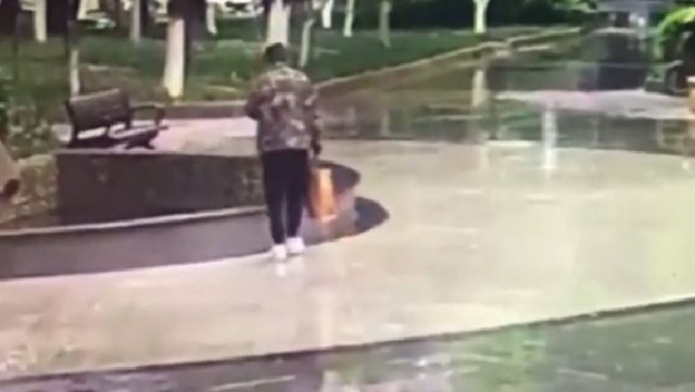 VIDEO EPIKE/ Telefoni i “merr mendjen”, i riu bie në shatërvan dhe bëhet qull